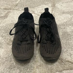 These boys size 5 Nike sneakers r sleek and comfortable.